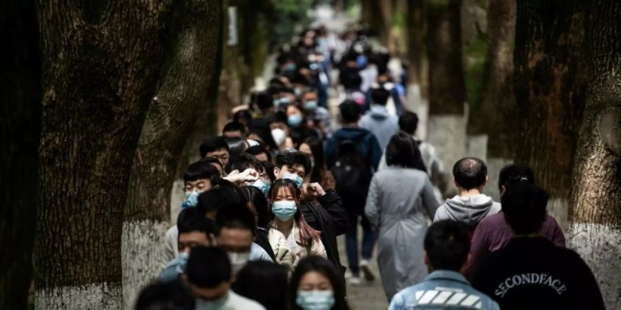 Studenten stehen in Wuhan für Impfung an
