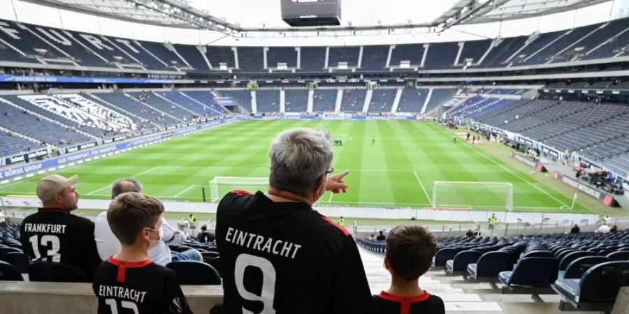 Zum Heimspiel von Eintracht Frankfurt gegen den FC Augsburg dürfen 25.000 Zuschauer ins Stadion. Foto: Arne Dedert/dpa