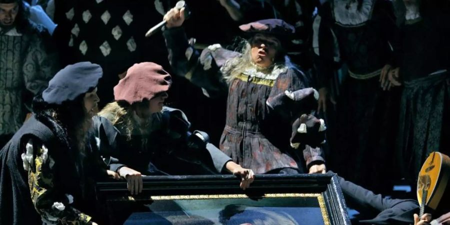Chor und Statisten sowie Johannes Martin Kränzle als Sixtus Beckmesser in "Die Meistersinger von Nürnberg". Foto: Enrico Nawrath/Festspiele Bayreuth/dpa