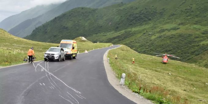 Am Dienstagnachmittag ist es auf der Oberalpstrasse zu einer Kollision zwischen einem Motorrad und einem Auto gekommen.