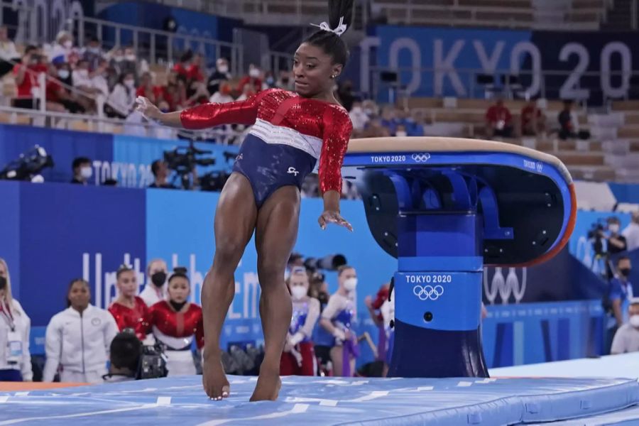 Simone Biles gibt den Team-Wettkampf nach einem Gerät auf.