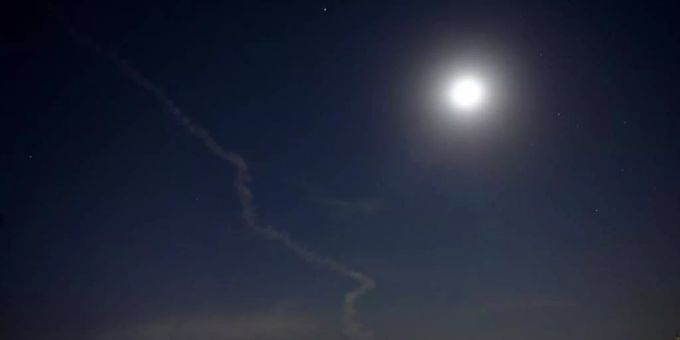 Am Himmel über Damaskus, Syrien, ist die Rauchfahne einer Rakete zu sehen. Foto: Ammar Safarjalani/XinHua/dpa Rakete