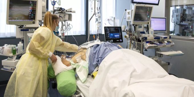 Ein am Coronavirus erkrankter Patient auf der Intensivstation des Inselspitals in Bern. (Archiv) Coronavirus