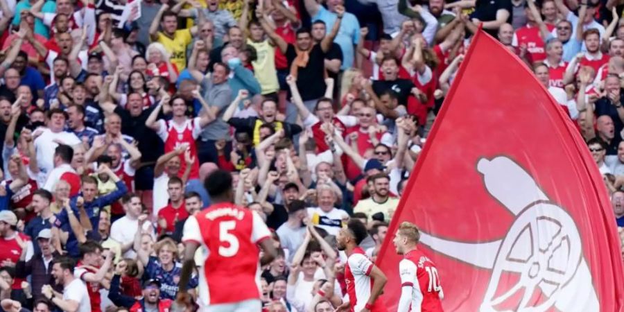 Auch beim FC Arsenal könnte es im Stadion demnächst wieder Stehplätze geben. Foto: Tess Derry/PA Wire/dpa