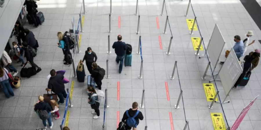 Reisende an einem Flughafen