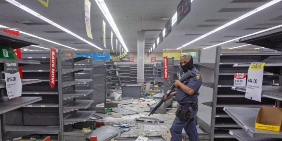 Zahlreiche Einkaufszentren, Geschäfte und Geldautomaten wurden geplündert. Foto: Yeshiel/XinHua/dpa