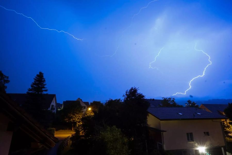 Blitze über Bonstetten ZH.