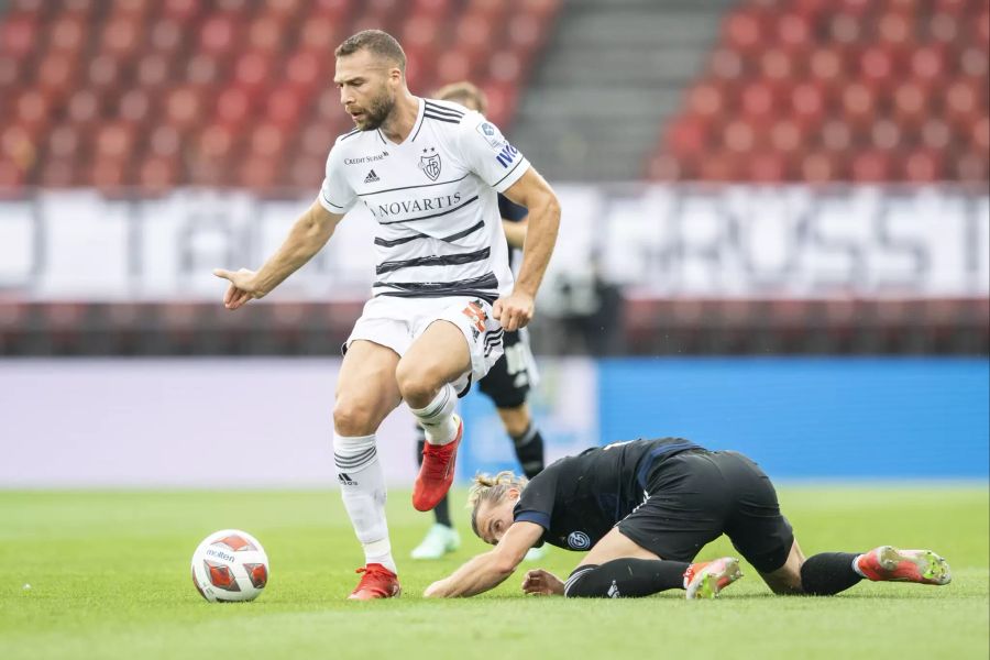 Pajtim Kasami (l.) wird im Spiel gegen GC schon früh verwarnt.