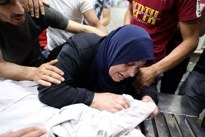Eine Palästinenserin trauert am Leichentuch des Kindes, dass erschossen worden sein soll. Funeral of 12-years old Moayad Al Alami in West Bank