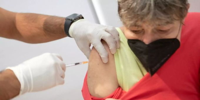 Eine Frau lässt sich in einem Wiener Supermarkt gegen das Coronavirus impfen. In Österreich wird der Piks bald zur Pflicht. Coronavirus