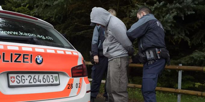 Die St. Galler Kantonspolizei hat einen 26-jährigen Mann nach eine Auseinandersetzung in Buchs SG festgenommen. Bei dem Streit ist ein 59-jähriger Mann gestürzt und verstorben. (Symbolbild) Die St. Galler Kantonspolizei hat einen 26-jährigen Mann nach eine Auseinandersetzung in Buchs SG festgenommen. Bei dem Streit ist ein 59-jähriger Mann gestürzt und verstorben. (Symbolbild)