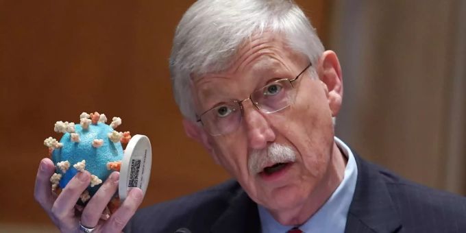 Francis Collins hält ein Modell des Coronavirus. corona