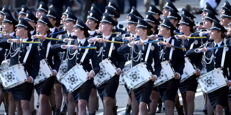 Ukrainische Militärkapelle bei Parade in Kiew