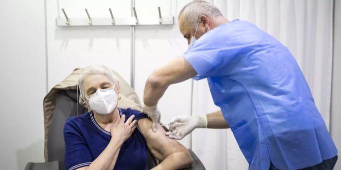 Eine ältere Dame lässt sich in Zürich gegen Covid-19 impfen. Coronavirus