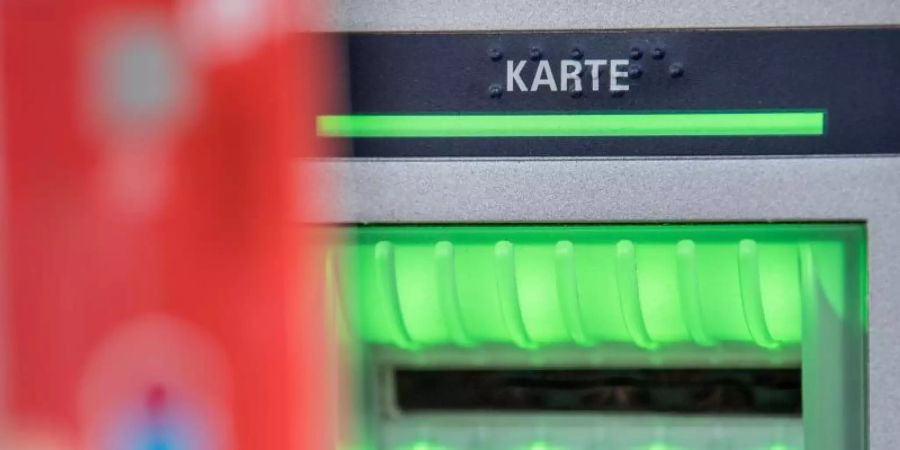 Der Datenklau an Geldautomaten in Deutschland hat im laufenden Jahr auf niedrigem Niveau weiter abgenommen. Foto: Fabian Sommer/dpa