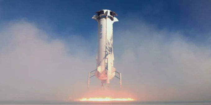 Der VTVL (vertical-takeoff, vertical-landing) Booster New Shepard des Unternehmens Blue Origin bei der Landung. Das Unternehmen von Amazon-Gründer Jeff Bezos will Menschen auf einen kurzen All-Trip schicken - darunter Bezos selbst. Blue Origin