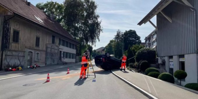 Das Fahrzeug überschlug sich und kam auf dem Dach zum Stillstand. Unfall