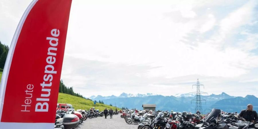 550 Motorradfahrerinnen und -fahrer spendeten auf dem Glaubenberg OW Blut.