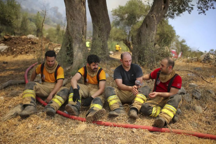 Nach offiziellen Angaben bekämpfte die Feuerwehr in der Türkei bisher über 160 Brände, von denen ein Grossteil gelöscht worden sei.