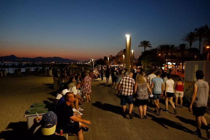 Auf Mallorca dürfen die Strände wegen der Massnahmen im Kampf gegen das Coronavirus zwischen 22 und 6 Uhr nicht mehr betreten werden. Coronavirus - Mallorca