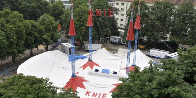 Luftaufnahme vom Aufbau des Quartiers mit dem Zelt des Zirkus Knie auf der Rosentalanlage in Basel am Donnerstag, 10. Juni 2010. rosentalanlage