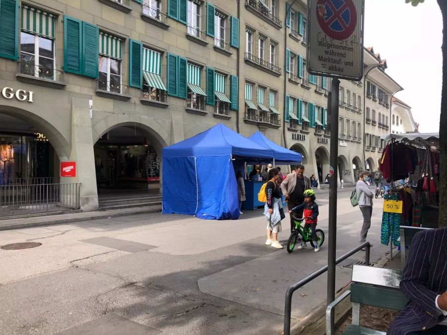 Dieses Zelt beim Berner Weisenhausplatz wurde von Skeptikern attackiert.