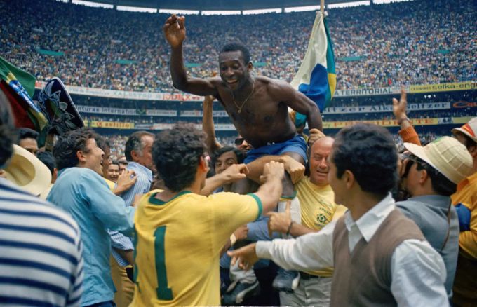 Pelé wird von seinen Teamkollegen nach dem WM-Titel 1970 auf den Schultern getragen. Pelé