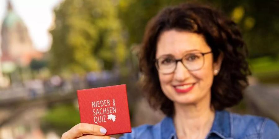 Natascha Manski hat ein «Niedersachsen-Quiz»» mit 100 Fragen aus über über 20 Wissensgebieten erstellt. Foto: Moritz Frankenberg/dpa