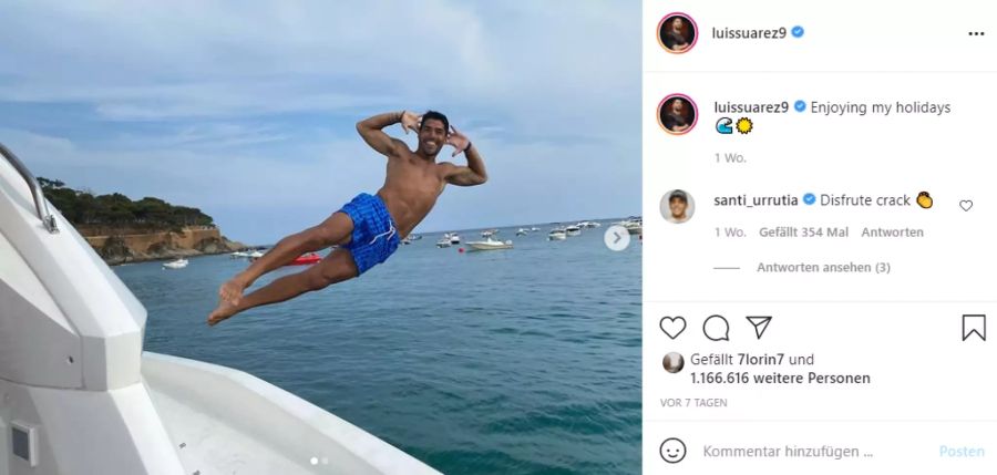 Luis Suarez springt von der Yacht ins Wasser.