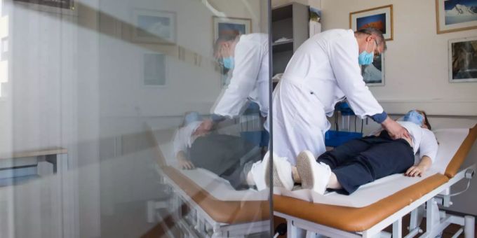 Coronavirus: Eine Patientin mit Long Covid wird in Lugano TI untersucht. Long Covid Ärztin