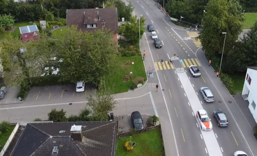 Die Kantonspolizei begleitet die Kinder am ersten Schultag.