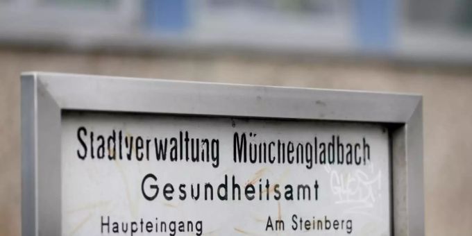 Der Eingangsbereich des Gesundheitsamtes in Mönchengladbach. Foto: Roland Weihrauch/dpa Der Eingangsbereich des Gesundheitsamtes in Mönchengladbach. Foto: Roland Weihrauch/dpa