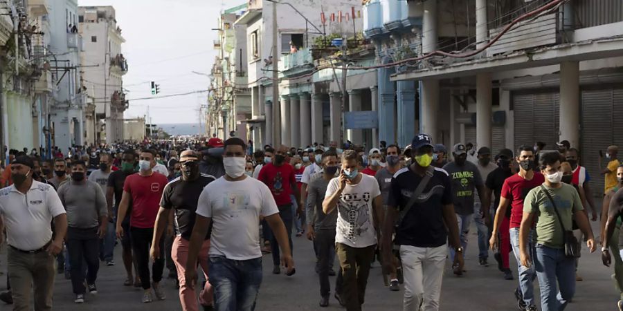 Hunderte von Anhängern der Regierung gingen in Havanna auf die Strasse, während Hunderte weitere gegen die anhaltende Lebensmittelknappheit und die hohen Preise für Lebensmittel protestierten. Foto: Eliana Aponte/AP/dpa