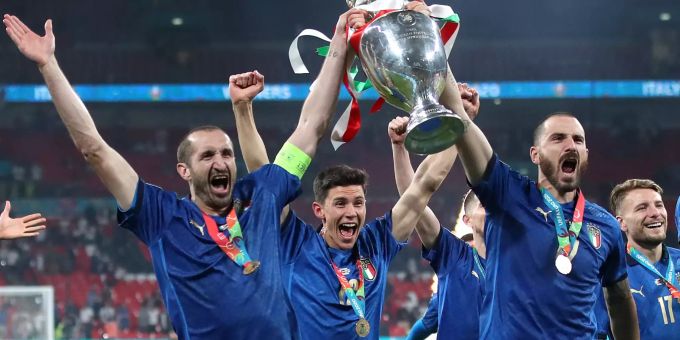 Euro 2020 Bonucci Und Chiellini Sticheln In Ferien Gegen Englander