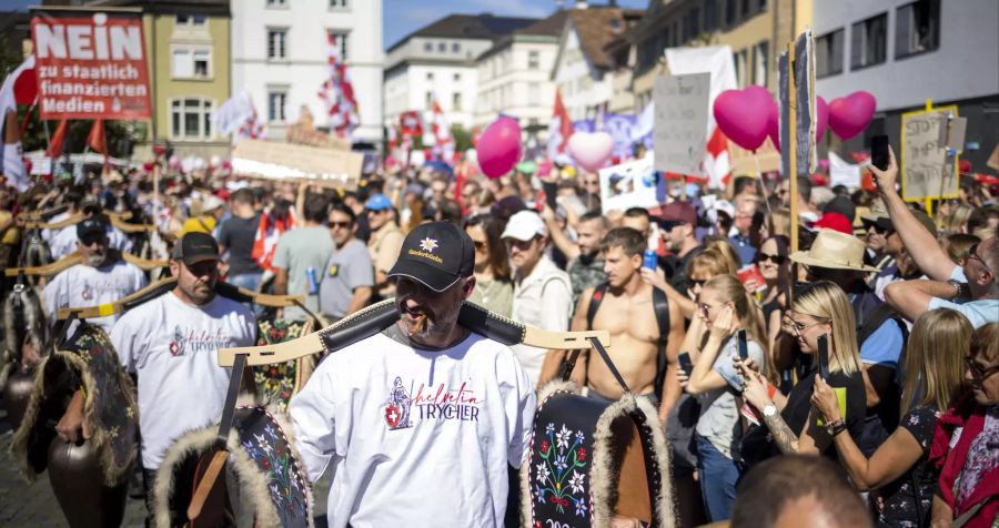 Demonstranten und sogenannte «Freiheitstrychler» mit Shirts mit der Aufschrift «Helvetia Trychler» bei einer Kundgebung gegen die Massnahmen zur Eindämmung des Coronavirus auf dem Neumarkt i