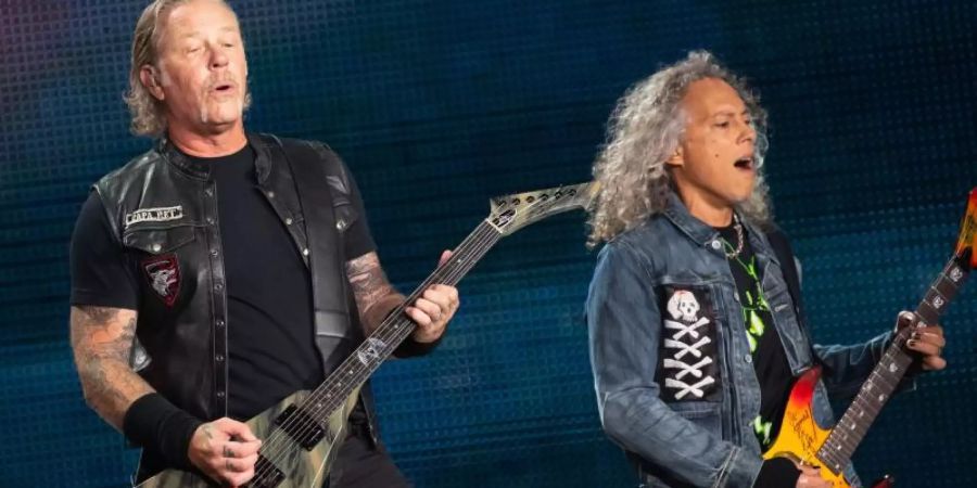 James Hetfield (l), Frontsänger der US-Metal-Band Metallica, und Kirk Hammett, Gitarrist, in München (2019). Foto: Sven Hoppe/dpa