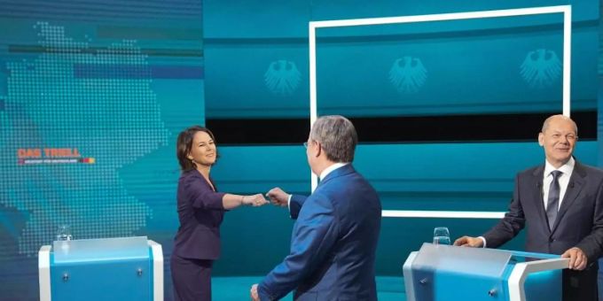 Die Kanzlerkandidaten Armin Laschet (mitte, CDU), Annalena Baerbock (l., Bündnis 90/Die Grünen) und Olaf Scholz (SPD) begrüssen sich vor der Sendung im Fernseh-Studio in Berlin-Adlershof. Foto: Michael Kappeler/dpa Pool/dpa Die Kanzlerkandidaten Armin Laschet (mitte, CDU), Annalena Baerbock (l., Bündnis 90/Die Grünen) und Olaf Scholz (SPD) begrüssen sich vor der Sendung im Fernseh-Studio in Berlin-Adlershof. Foto: Michael Kappeler/dpa Pool/dpa