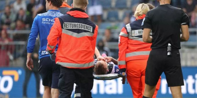 Bielefelds Jacob Laursen wird verletzt vom Platz getragen. Foto: Friso Gentsch/dpa Bielefelds Jacob Laursen wird verletzt vom Platz getragen. Foto: Friso Gentsch/dpa