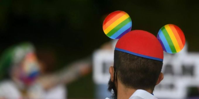 Geschmückter CSD-Teilnehmer Geschmückter CSD-Teilnehmer