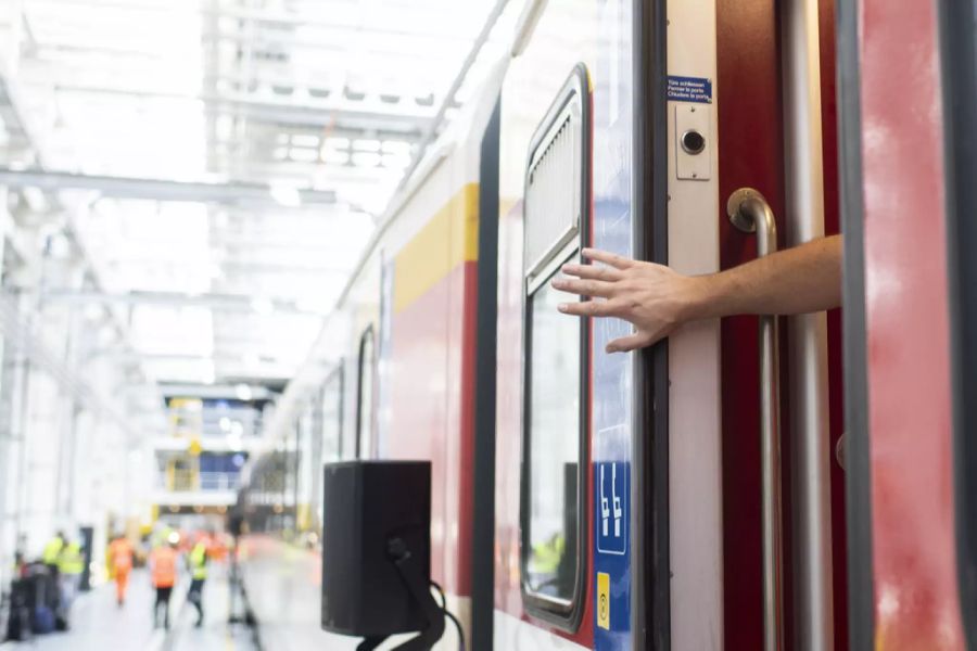 Männer sind viel weniger oft betroffen. Gerade einmal 602 Männer zogen sich Verletzungen im öV zu.