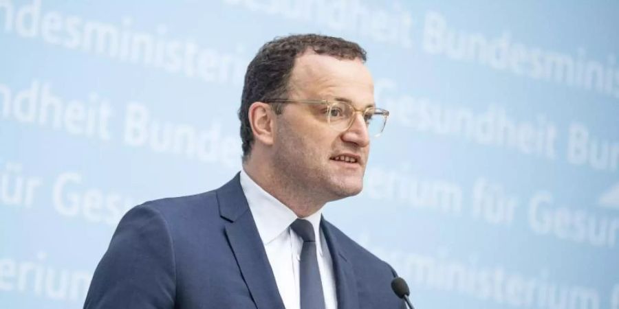 Jens Spahn äussert sich auf einer Pressekonferenz zu den Konsequenzen der Stiko-Empfehlung. Foto: Fabian Sommer/dpa