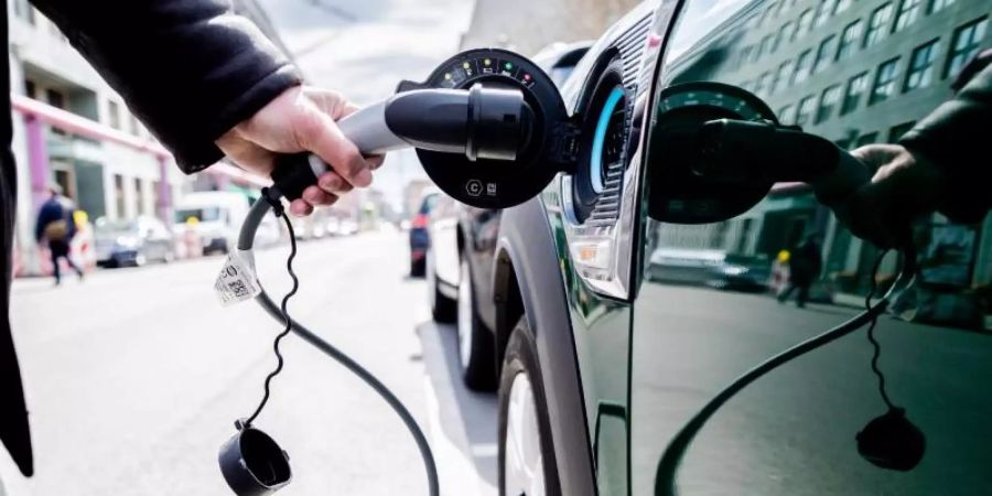 Einer Studie zufolge dürfte der Wandel zur Elektromobilität viele Jobs kosten. Doch genauso ist mit neuen Arbeitsplätzen zu rechnen. Foto: Christoph Soeder/dpa