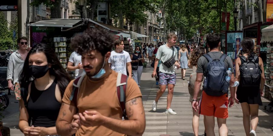 11.06.2021, Spanien, Barcelona: Menschen spazieren in La Rambla in Barcelona, wo die Präsenz von Touristen zunimmt.