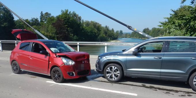 Beim Unfall wurde ein Autofahrer unbestimmt verletzt.