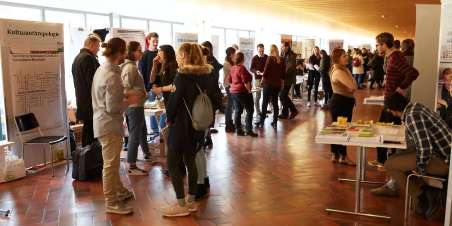 Im Kollegienhaus geben Dozierende und Studierende aller Fachbereich Auskunft. (Bild: Universität Basel, Gabriel Hill)