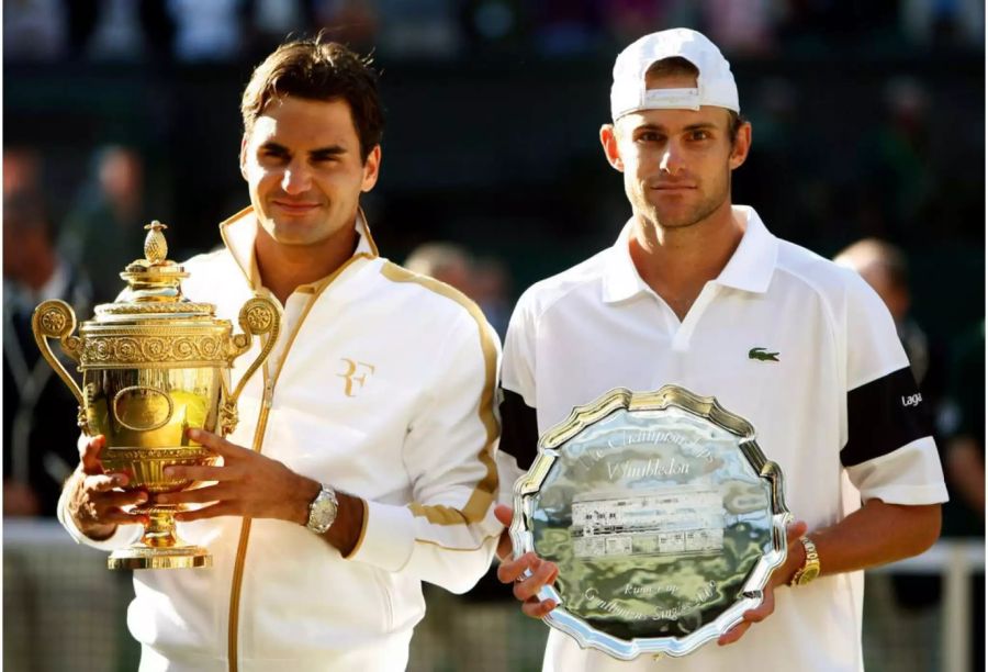 Und nochmal Andy Roddick. Der US-Amerikaner muss sich 2009 ein weiteres Mal von Federer bezwingen lassen. Roddick verliert einen epischen Wimbledon-Final mit 5:7, 7:6 (8:6), 7:6 (7:5), 3:6.