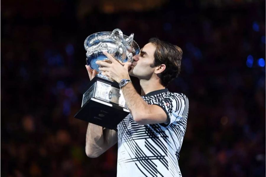 Nach langer Verletzungspause gibt Federer 2017 sein Comeback in Australien. An Nummer 17 gesetzt, stösst der Maestro bis in den Final vor und besiegt dort seinen Rivalen Rafael Nadal.