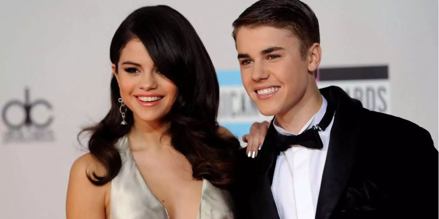 Als Teenager lernen sich die zwei Stars kennen und lieben. Danach führten Justin Bieber und Selena Gomez lange eine On-Off-Beziehung.