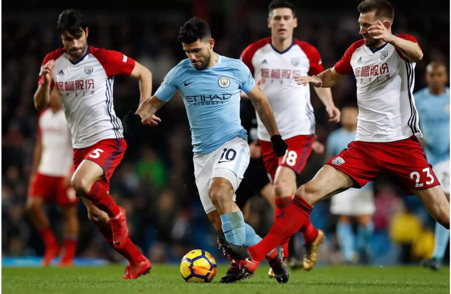 Manchesters Sergio Aguero (M) gegen West Bromwichs Gareth McAuley (r).