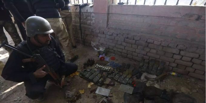 Bei einem Angriff auf ein Studentenheim in der nordwestpakistanischen Stadt Peshawar sind mindestens 14 Menschen getötet worden. Bei einem Angriff auf ein Studentenheim in der nordwestpakistanischen Stadt Peshawar sind mindestens 14 Menschen getötet worden.